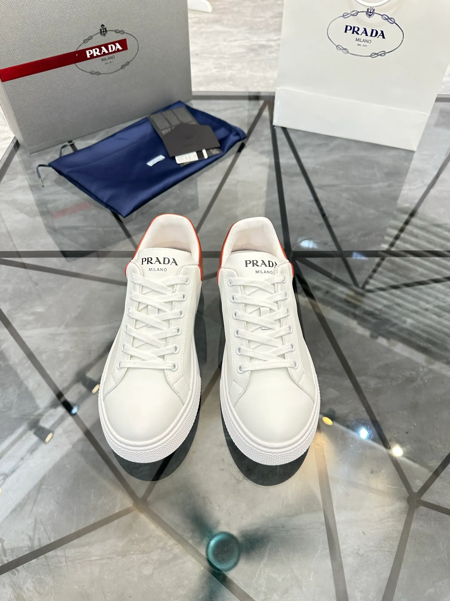 Men's shoes for sale 💰: 💰P520¥ High-end top quality Product trademark: Prada *"Prada*" low-top casual shoes Regular size: 35-45 (can be customized to 46) Couple style Product materials: imported first-layer cowhide leather upper, water-dyed sheep lining, original ultra-light foam outsole. No.: H201